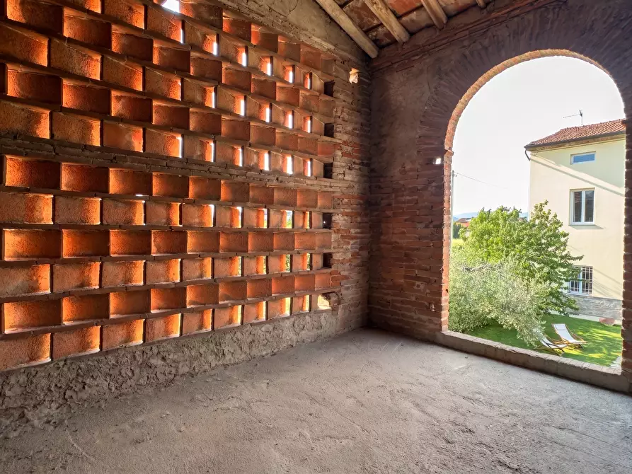 Immagine 39 di Villa in vendita  a Capannori
