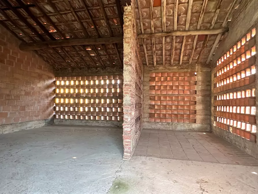 Immagine 41 di Villa in vendita  a Capannori