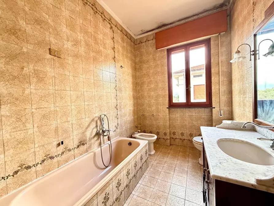 Immagine 19 di Villa in vendita  a Capannori