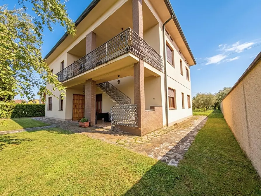 Immagine 3 di Villa in vendita  a Capannori