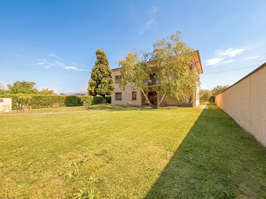 Immagine 1 di Villa in vendita  a Capannori