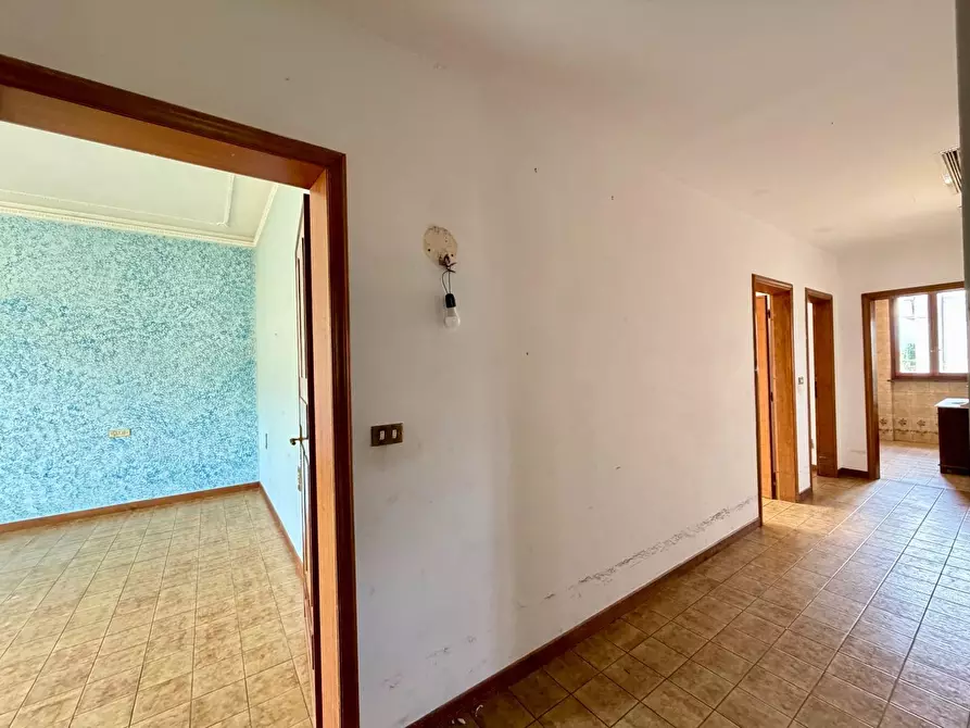Immagine 11 di Villa in vendita  a Capannori