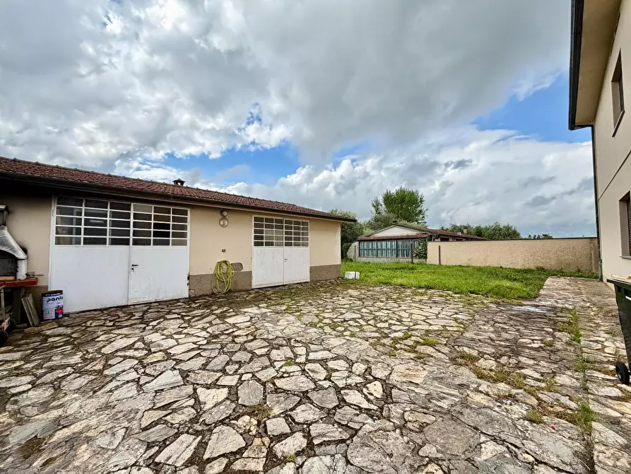 Immagine 21 di Villa in vendita  a Capannori