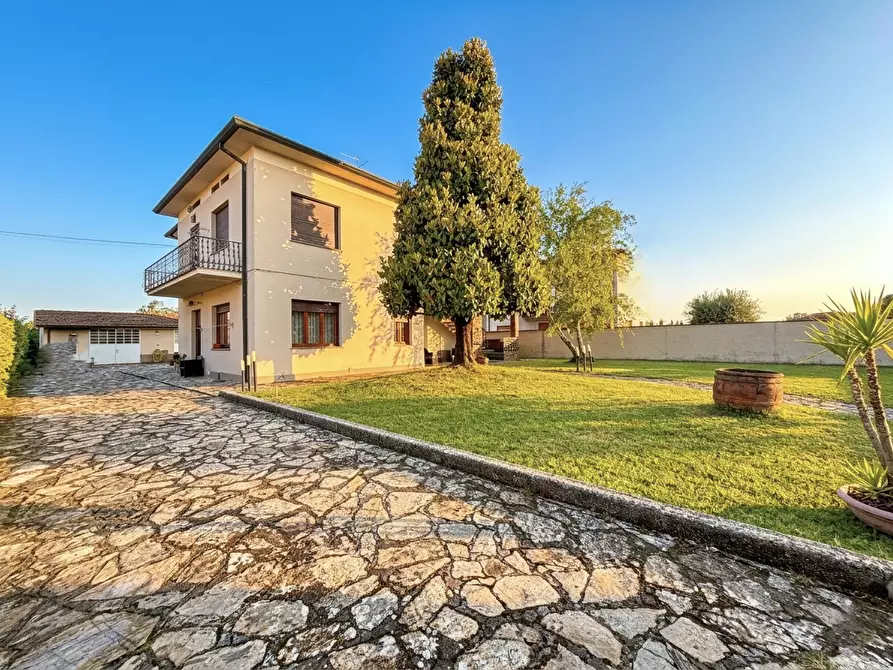 Immagine 4 di Villa in vendita  a Capannori