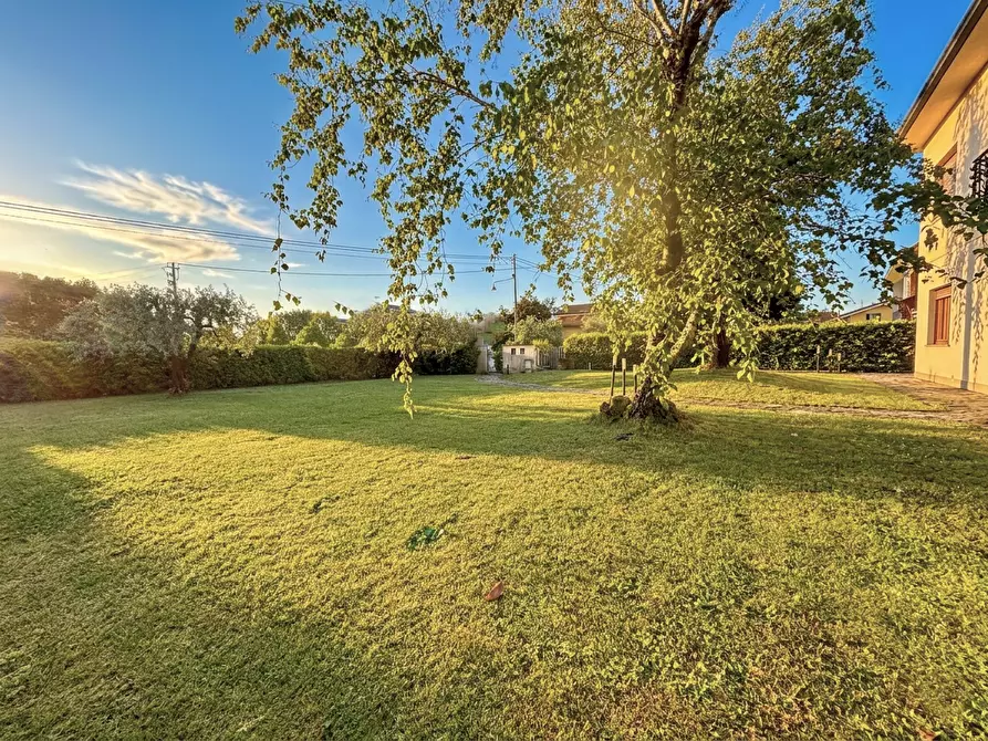 Immagine 2 di Villa in vendita  a Capannori