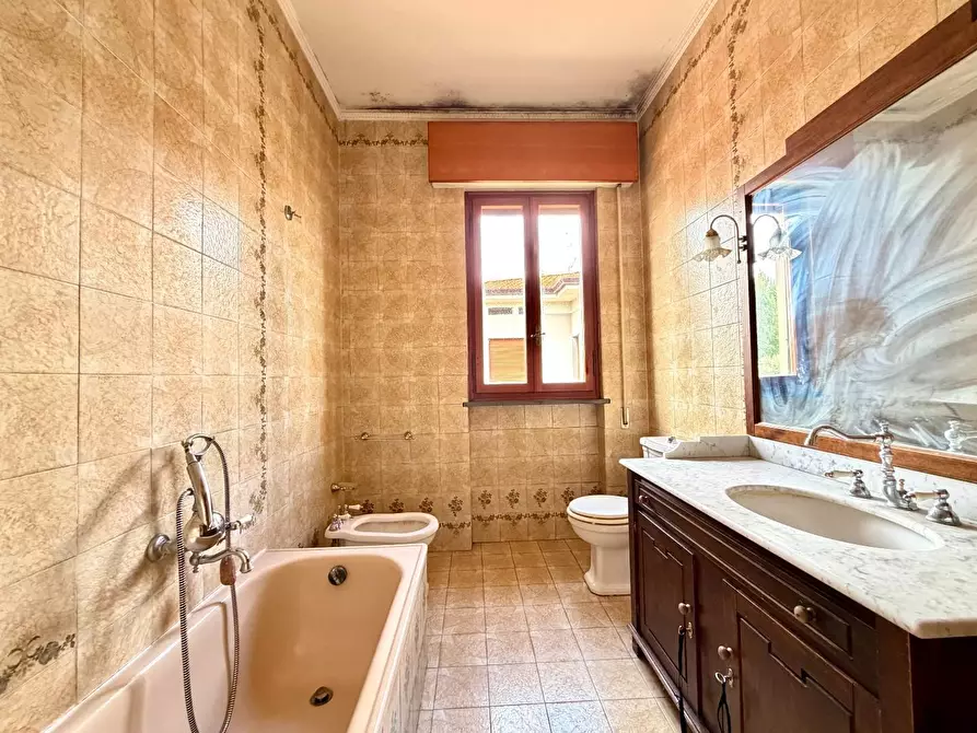 Immagine 18 di Villa in vendita  a Capannori