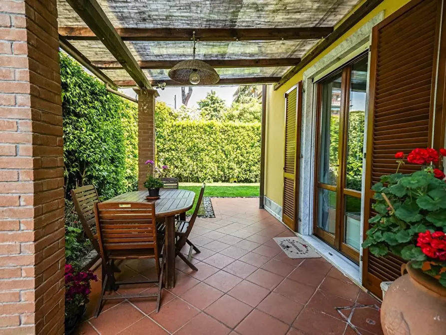 Immagine 1 di Villetta a schiera in vendita  a Massa