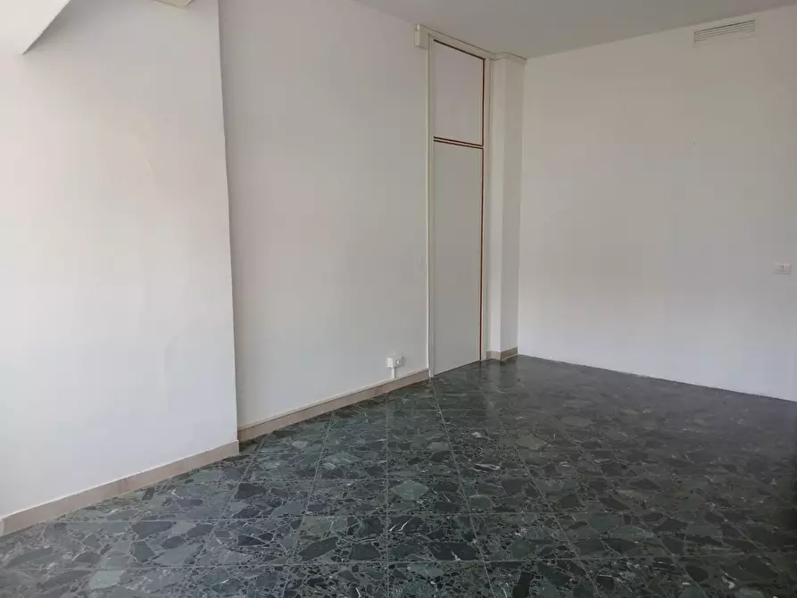 Immagine 4 di Ufficio in affitto  a Massa