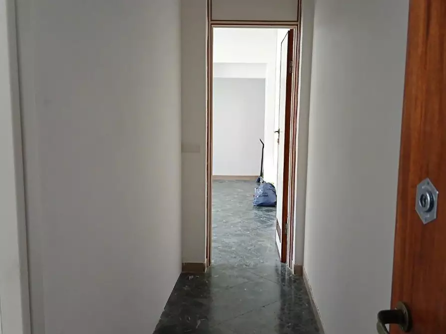Immagine 7 di Ufficio in affitto  a Massa