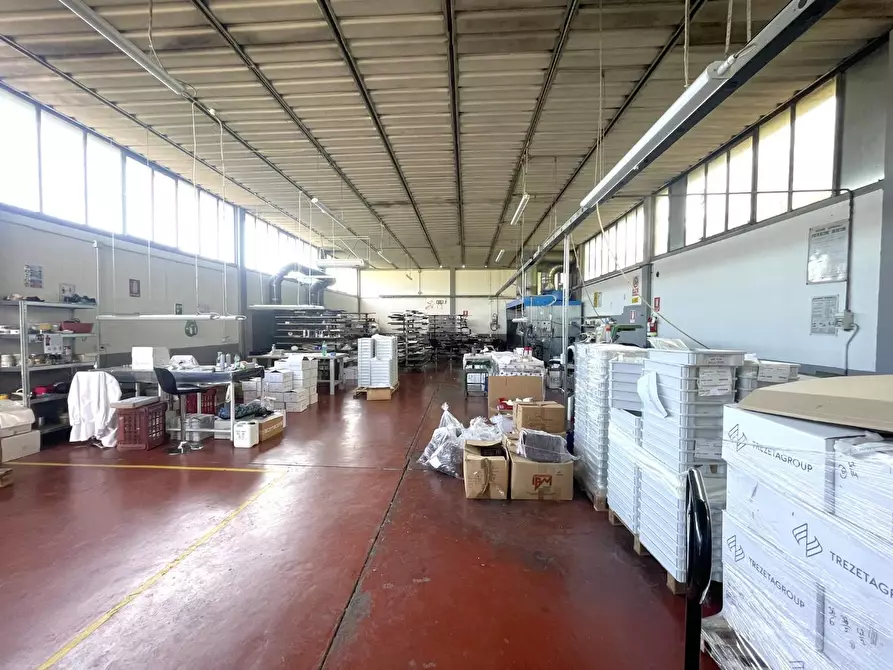 Immagine 4 di Attività artigianale in vendita  a Capannori