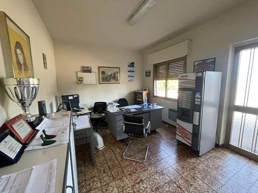 Immagine 9 di Attività artigianale in vendita  a Capannori