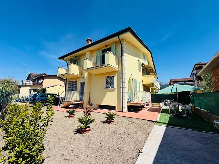 Immagine 1 di Villetta a schiera in vendita  a Massa