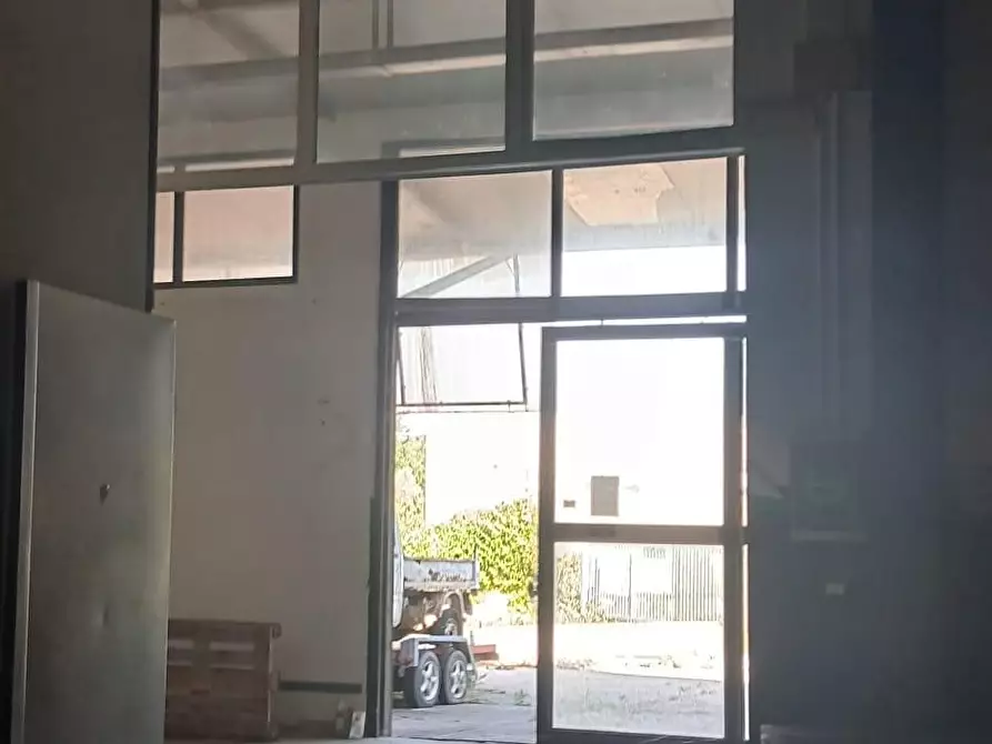 Immagine 5 di Attività artigianale in vendita  a Massa