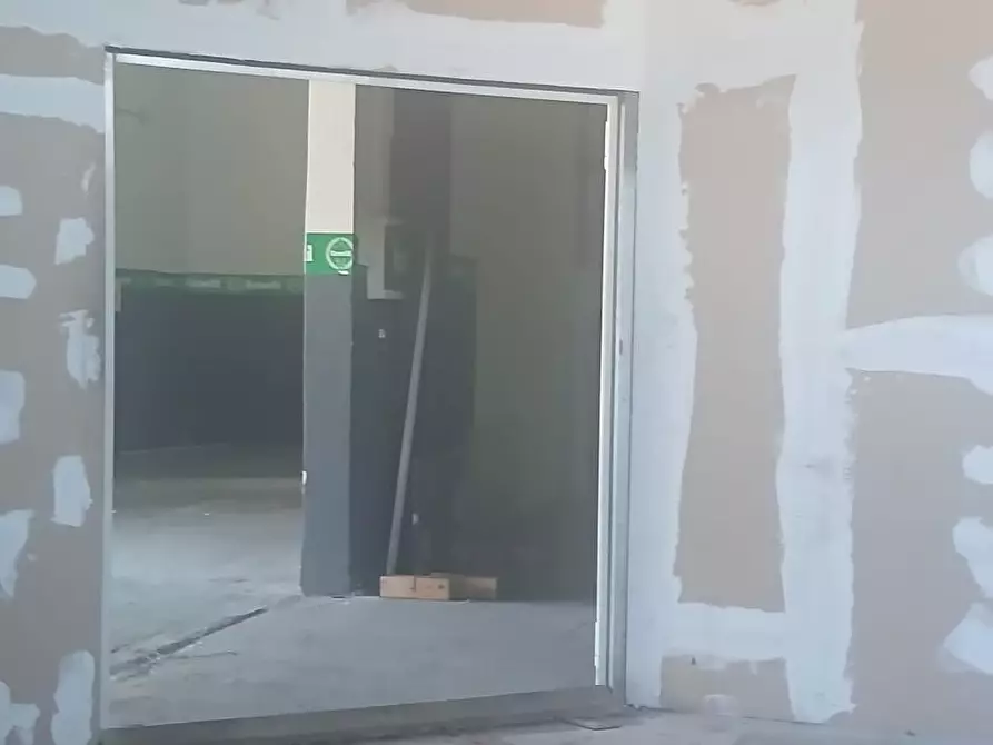 Immagine 13 di Attività artigianale in vendita  a Massa