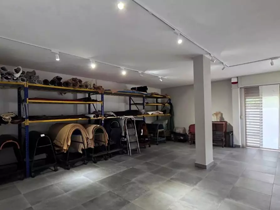 Immagine 10 di Locale commerciale in vendita  a Santa Croce Sull'arno