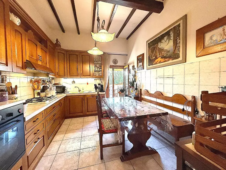Immagine 1 di Appartamento in vendita  a Capraia E Limite