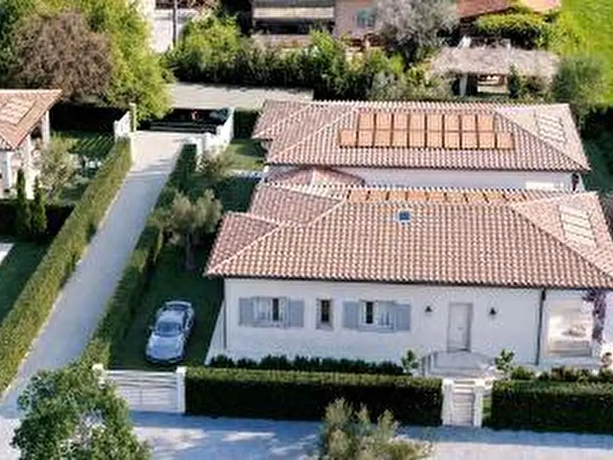 Immagine 2 di Villa in vendita  a Pietrasanta