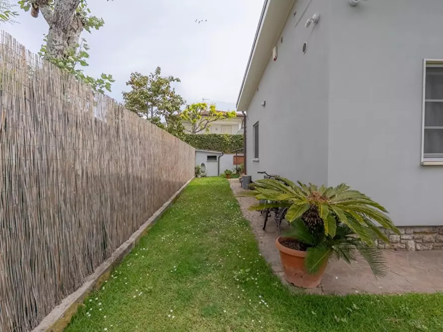 Immagine 4 di Villa in vendita  a Forte Dei Marmi