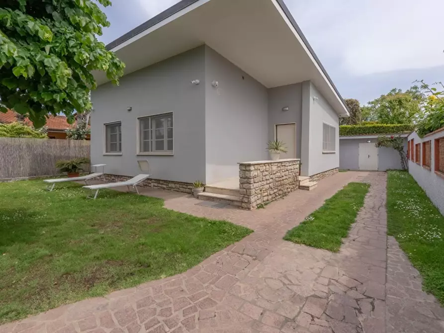 Immagine 2 di Villa in vendita  a Forte Dei Marmi