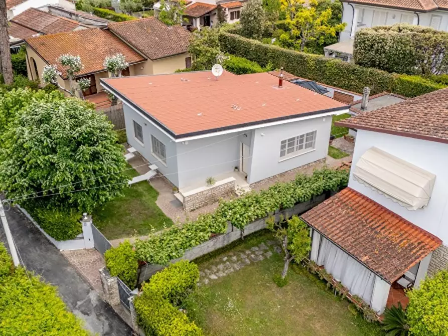 Immagine 1 di Villa in vendita  a Forte Dei Marmi