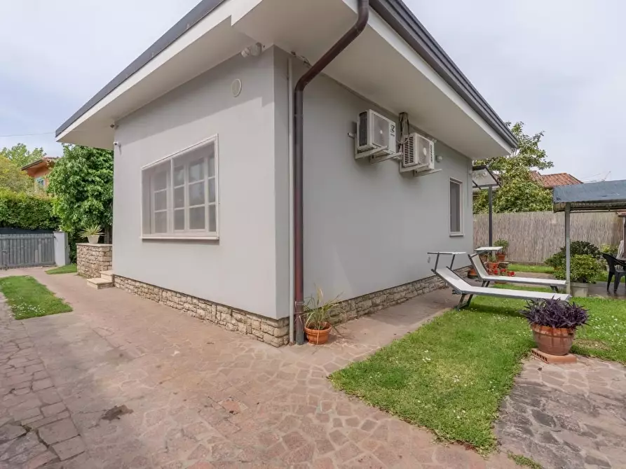 Immagine 3 di Villa in vendita  a Forte Dei Marmi