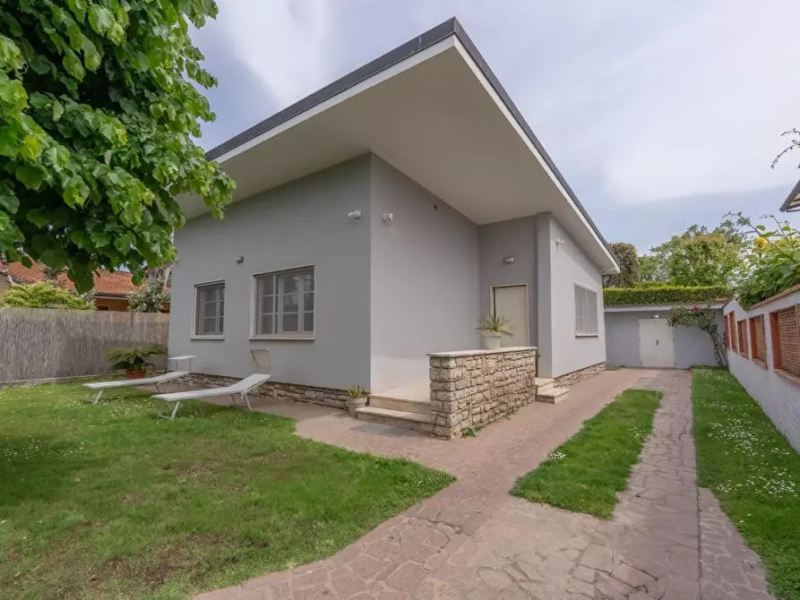 Immagine 12 di Villa in vendita  a Forte Dei Marmi