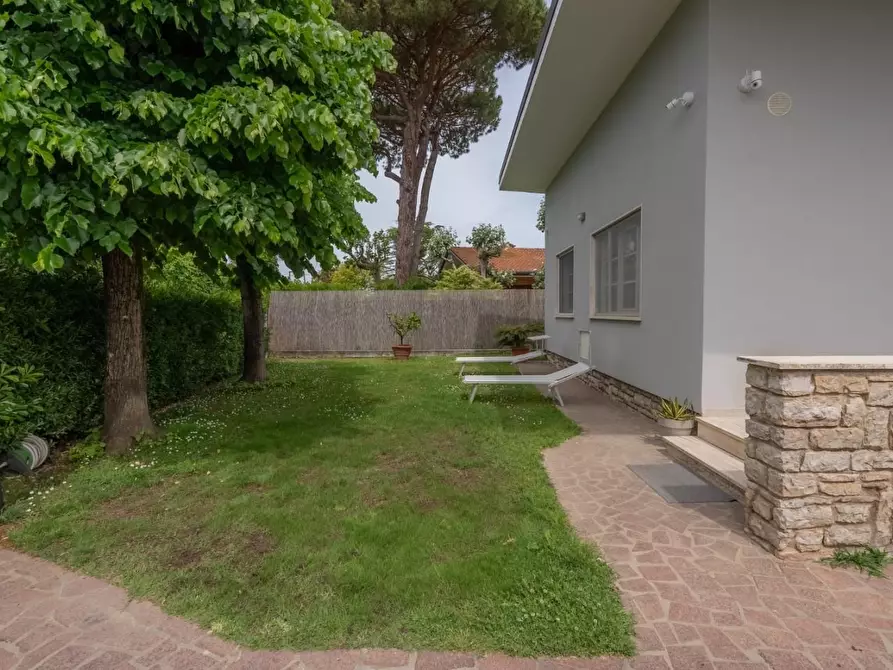 Immagine 9 di Villa in vendita  a Forte Dei Marmi