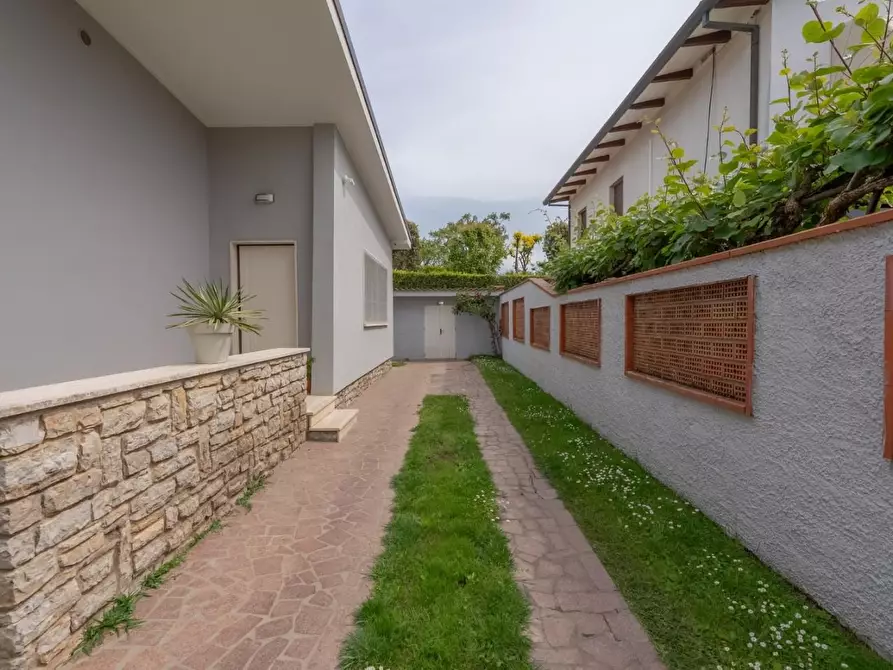 Immagine 5 di Villa in vendita  a Forte Dei Marmi