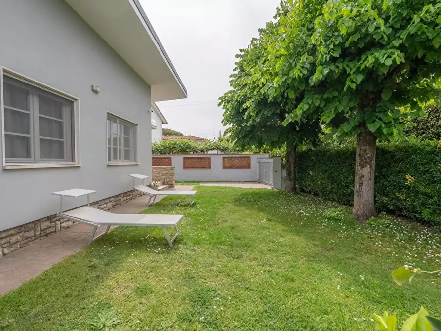 Immagine 8 di Villa in vendita  a Forte Dei Marmi