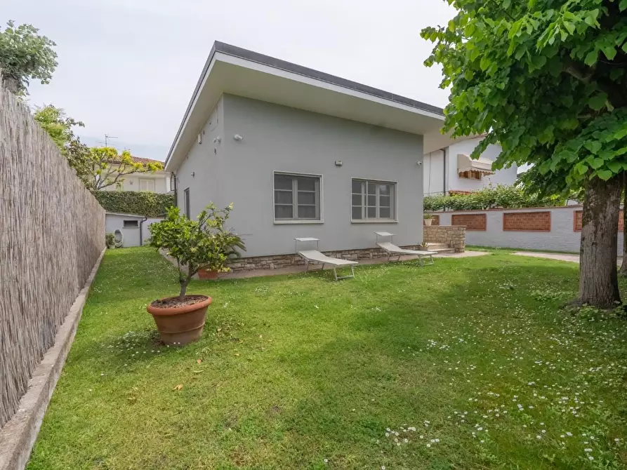 Immagine 11 di Villa in vendita  a Forte Dei Marmi