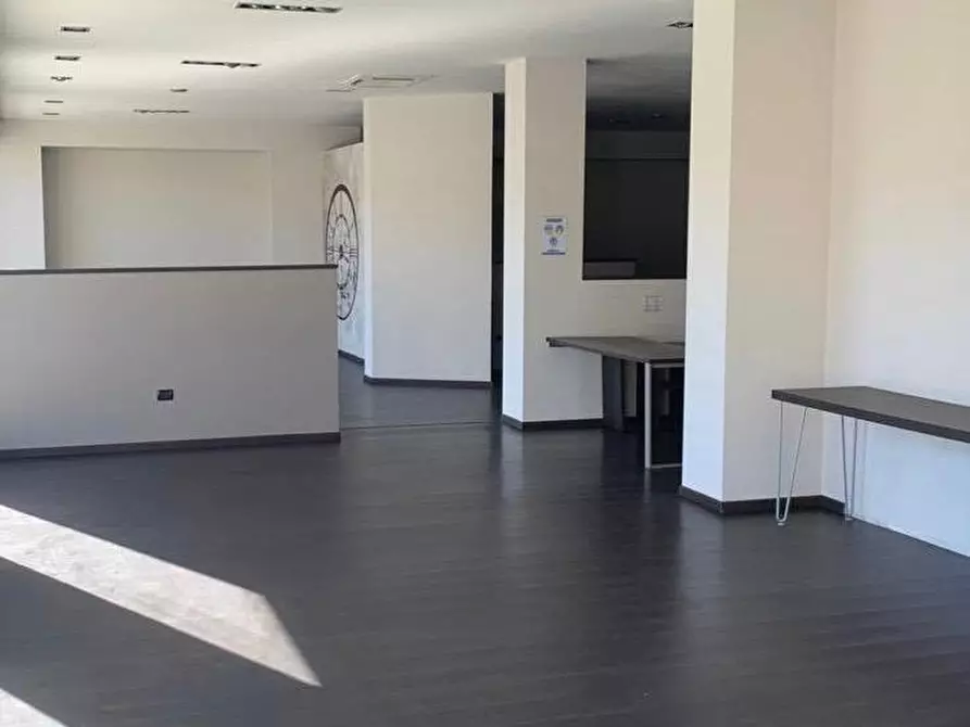 Immagine 1 di Locale commerciale in affitto  a Campiglia Marittima