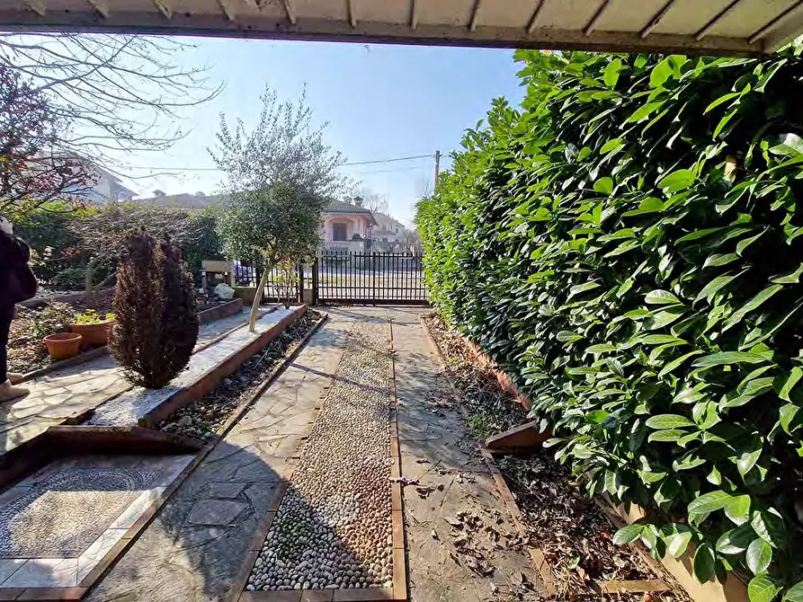 Immagine 31 di Villa in vendita  a Inveruno