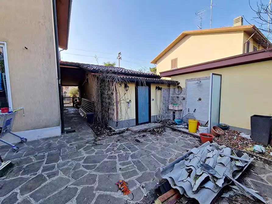 Immagine 5 di Villa in vendita  a Inveruno