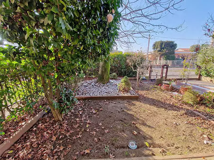 Immagine 9 di Villa in vendita  a Inveruno