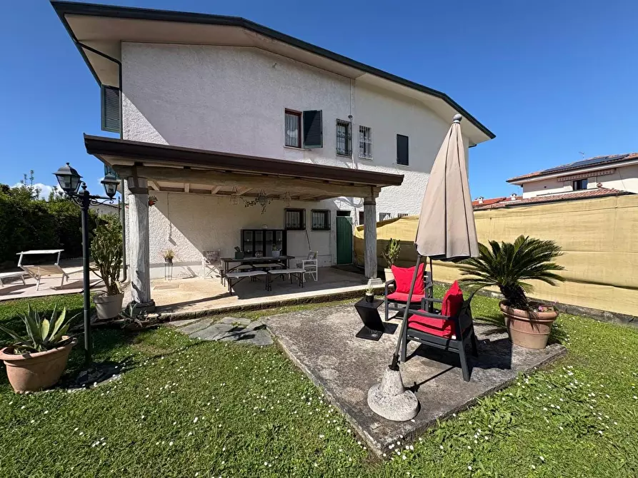Immagine 2 di Casa bifamiliare in affitto  a Montignoso