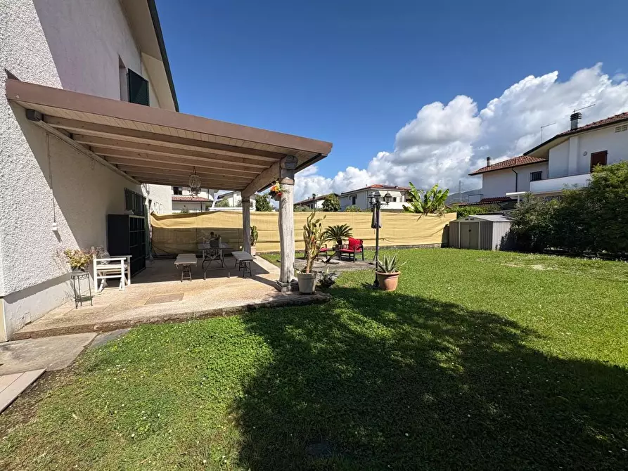 Immagine 1 di Casa bifamiliare in affitto  a Montignoso