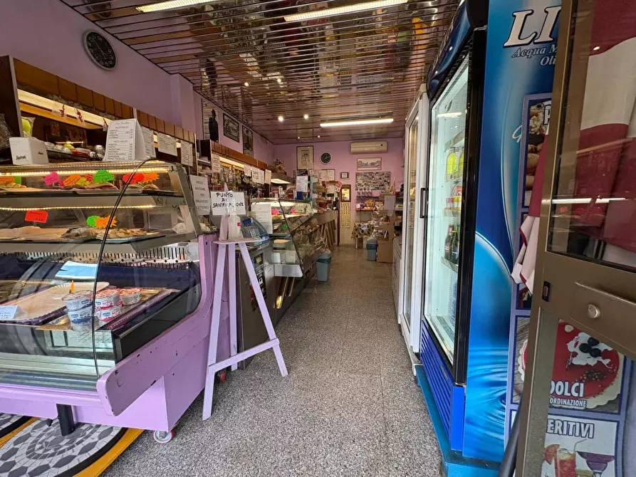 Immagine 1 di Locale commerciale in vendita  a Pisa