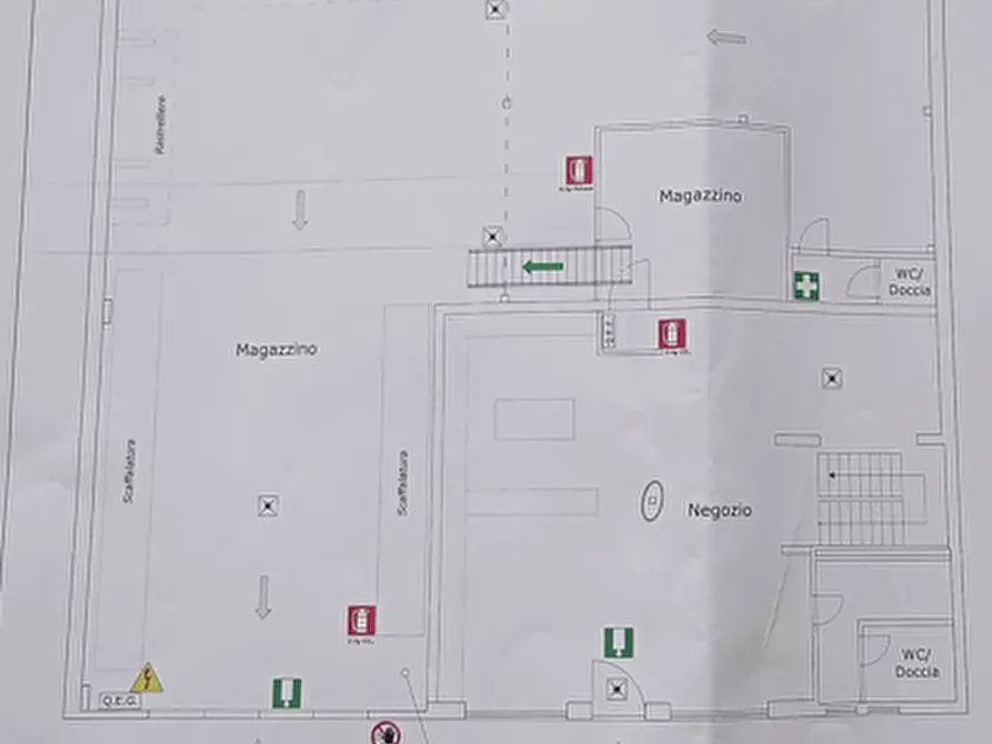 Immagine 2 di Locale commerciale in vendita  a Massa