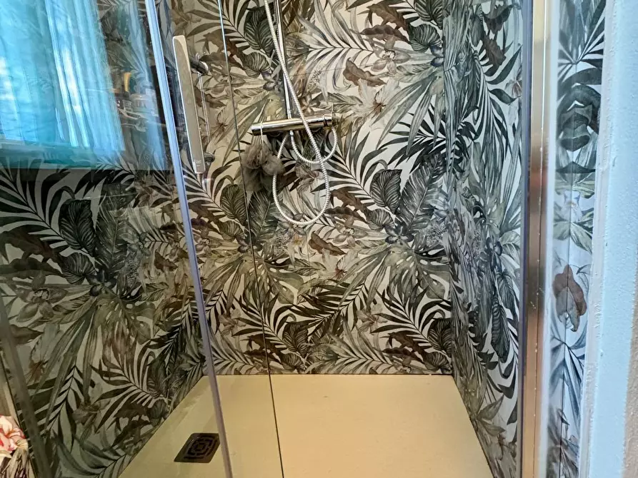 Immagine 10 di Appartamento in vendita  a Lucca