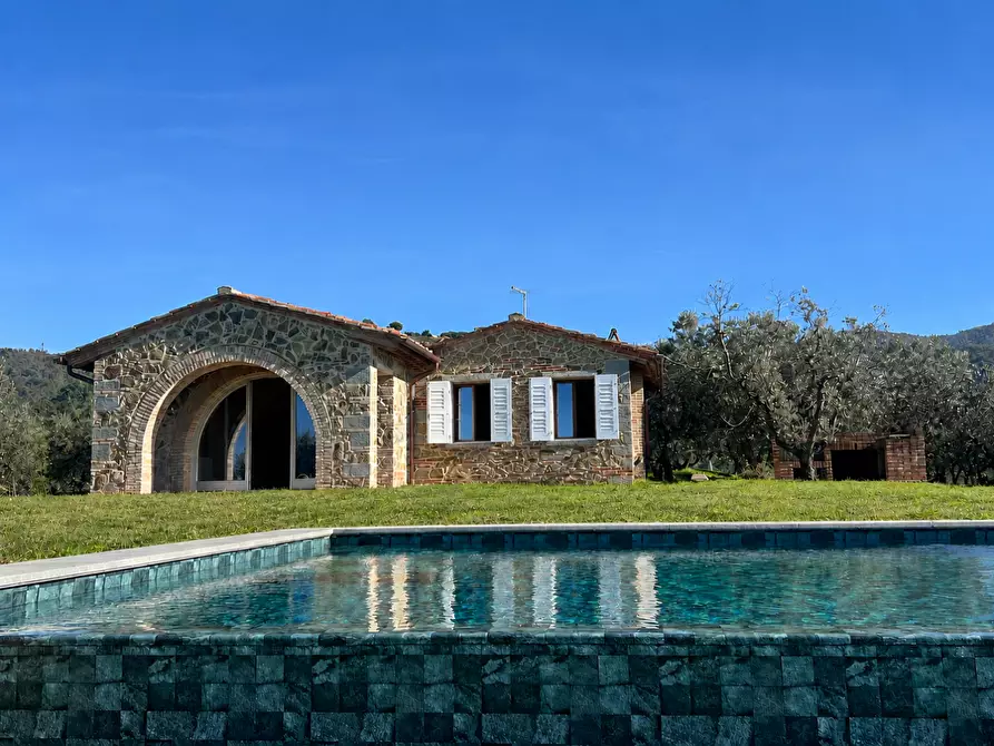 Immagine 1 di Deposito in vendita  a Vinci