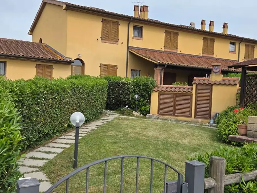 Immagine 1 di Villetta a schiera in vendita  a Cecina