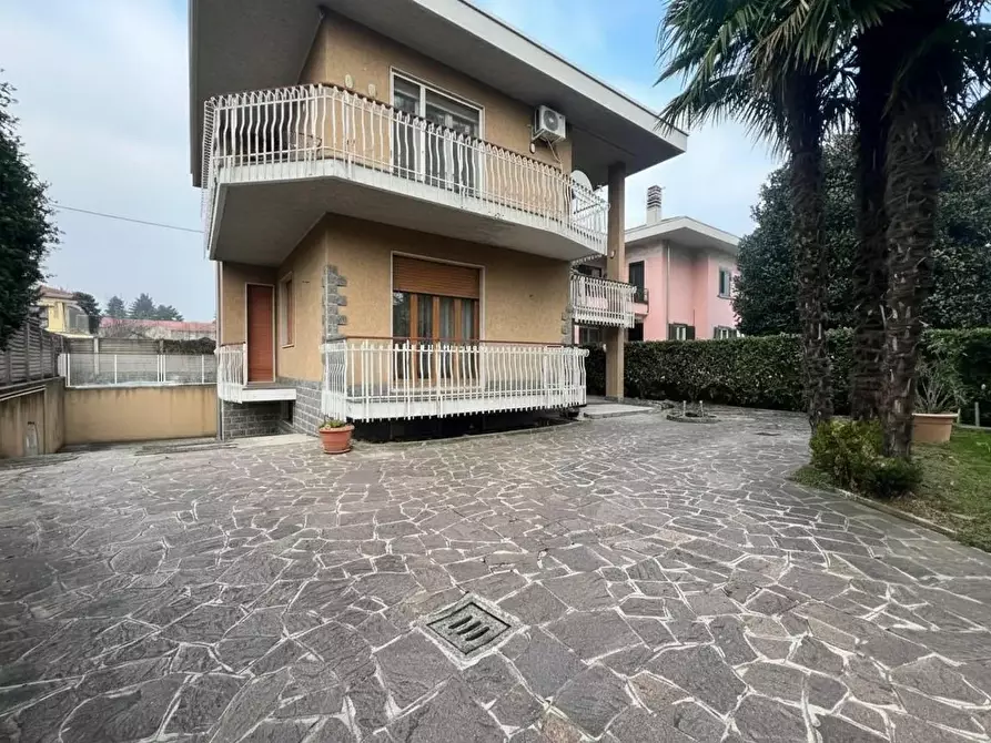 Immagine 1 di Villa in vendita  a Cairate