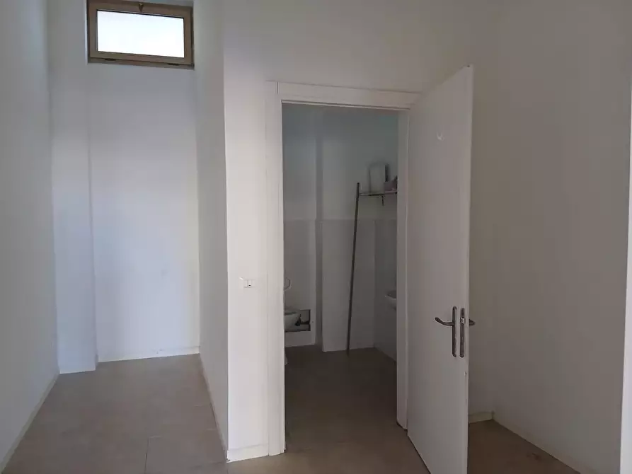Immagine 4 di Negozio in vendita  a Viareggio