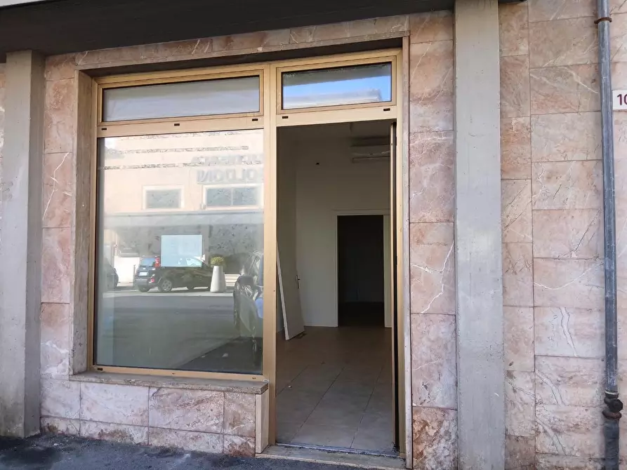 Immagine 2 di Negozio in vendita  a Viareggio