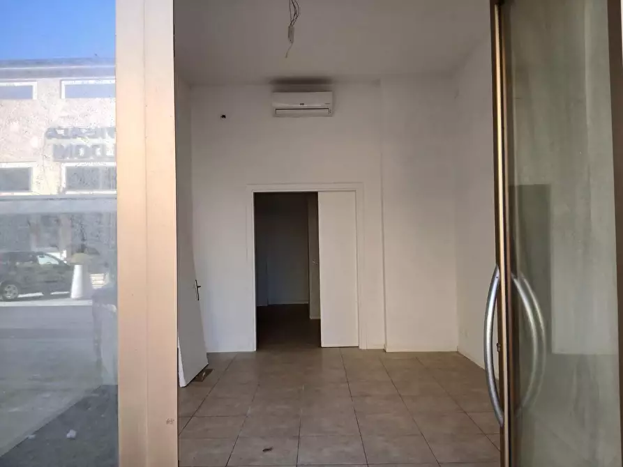 Immagine 3 di Negozio in vendita  a Viareggio