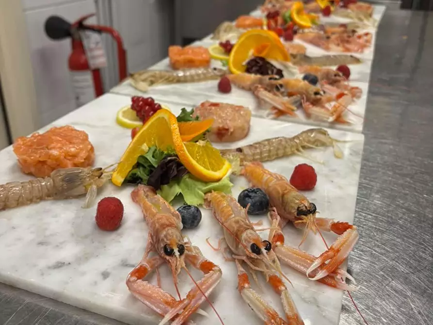 Immagine 2 di Bar / Ristorante in vendita  a Sarzana