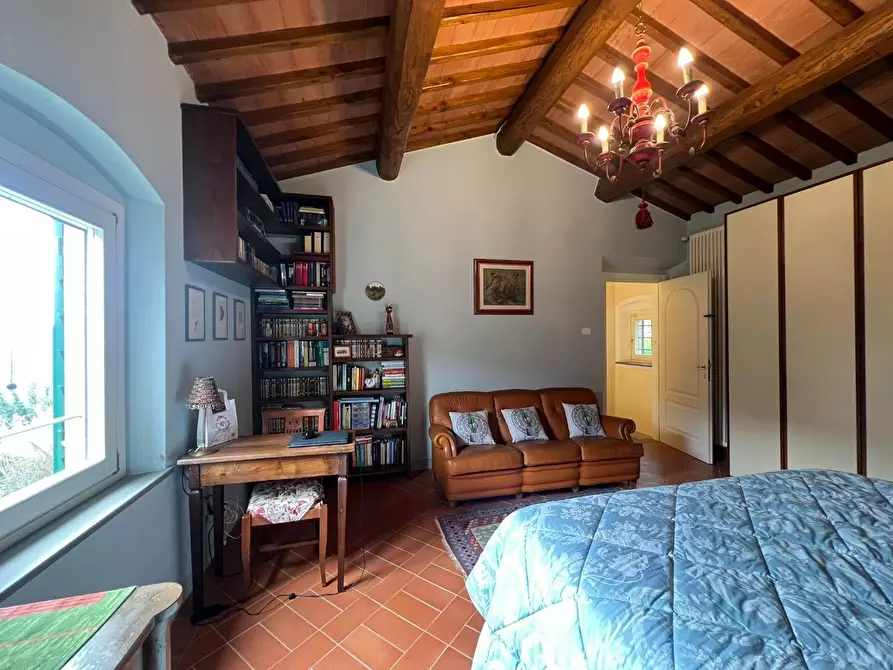Immagine 51 di Casa colonica in vendita  a Vinci