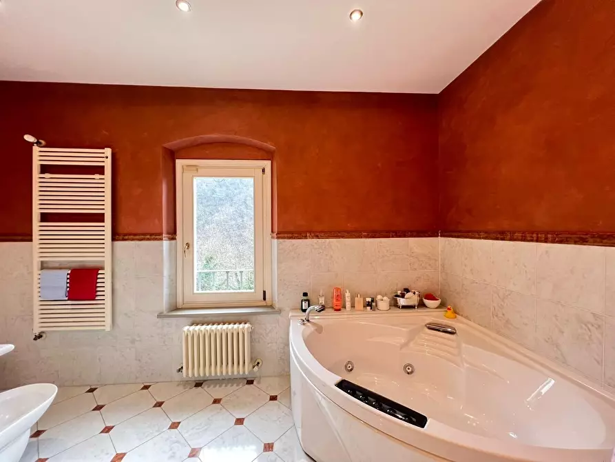 Immagine 41 di Casa colonica in vendita  a Vinci