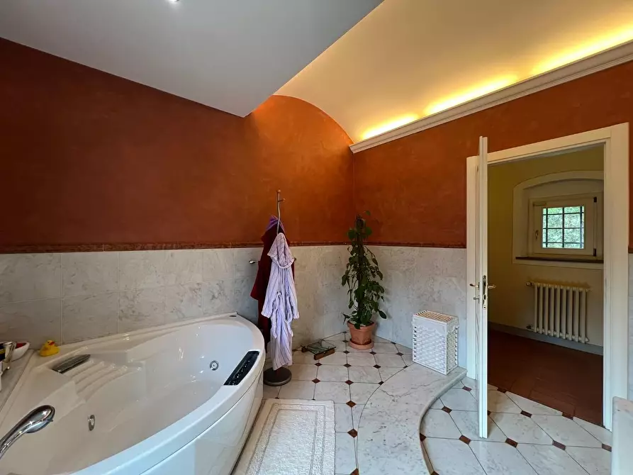 Immagine 40 di Casa colonica in vendita  a Vinci