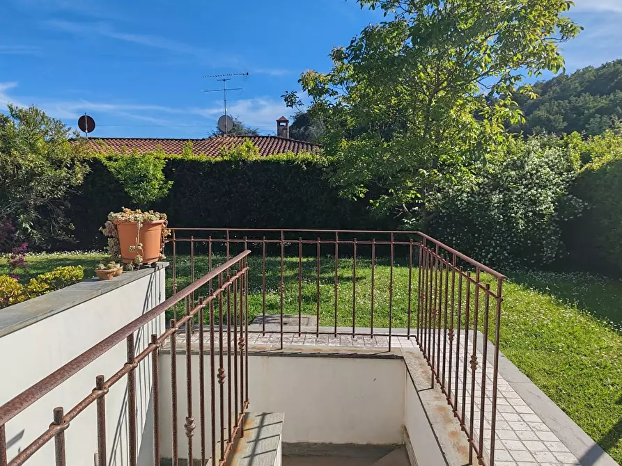 Immagine 13 di Villa in vendita  a Massa